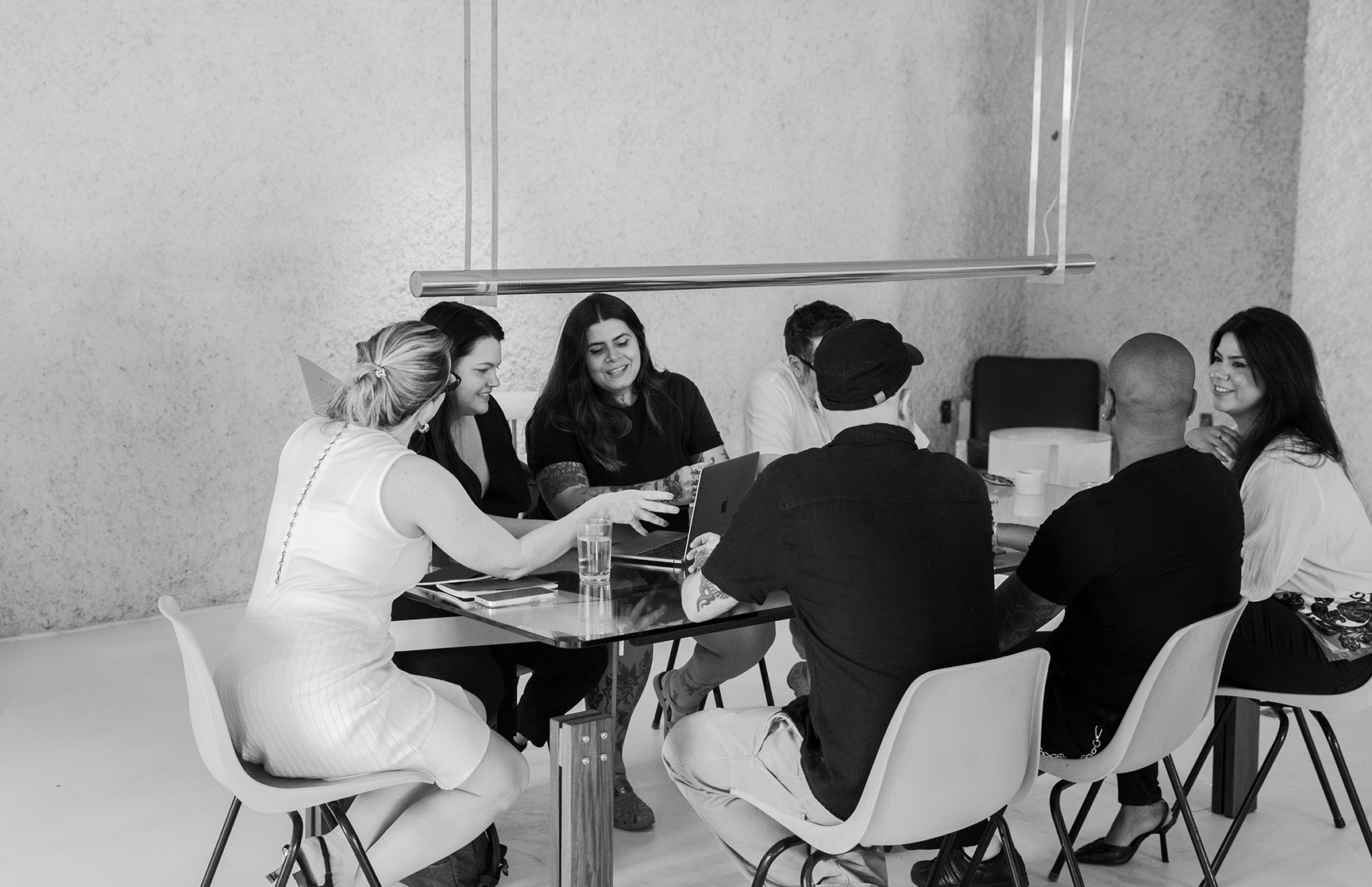 Radiola - Equipe em Reunião